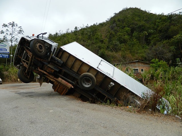 truck drivers accident. Image by Joyce Campos from Pixabay